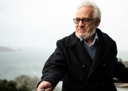 Portrait de Paul Treguer ( Tréguer ), oceanographe français, professeur à l' universite de Bretagne-Occidentale ( UBO ) et fondateur de l' Institut Universitaire Europeen de la Mer ( IUEM ). Ici sur une terrasse de l' IUEM à Plouzane ( Plouzané - Finistere ) avec la rade de Brest en fond . Photo : Guillaume Saligot / Ouest-France
